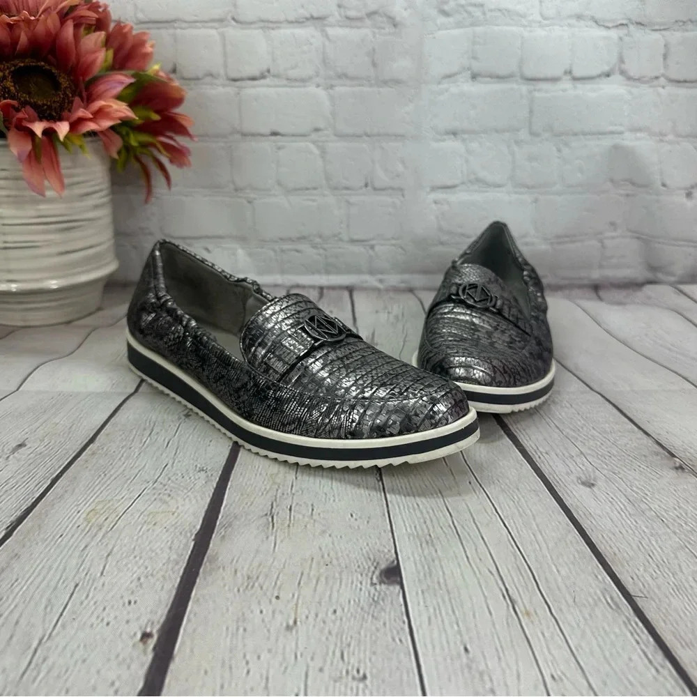 Naturalizer silver gray snakeskin loafer size 7.5 slip-on